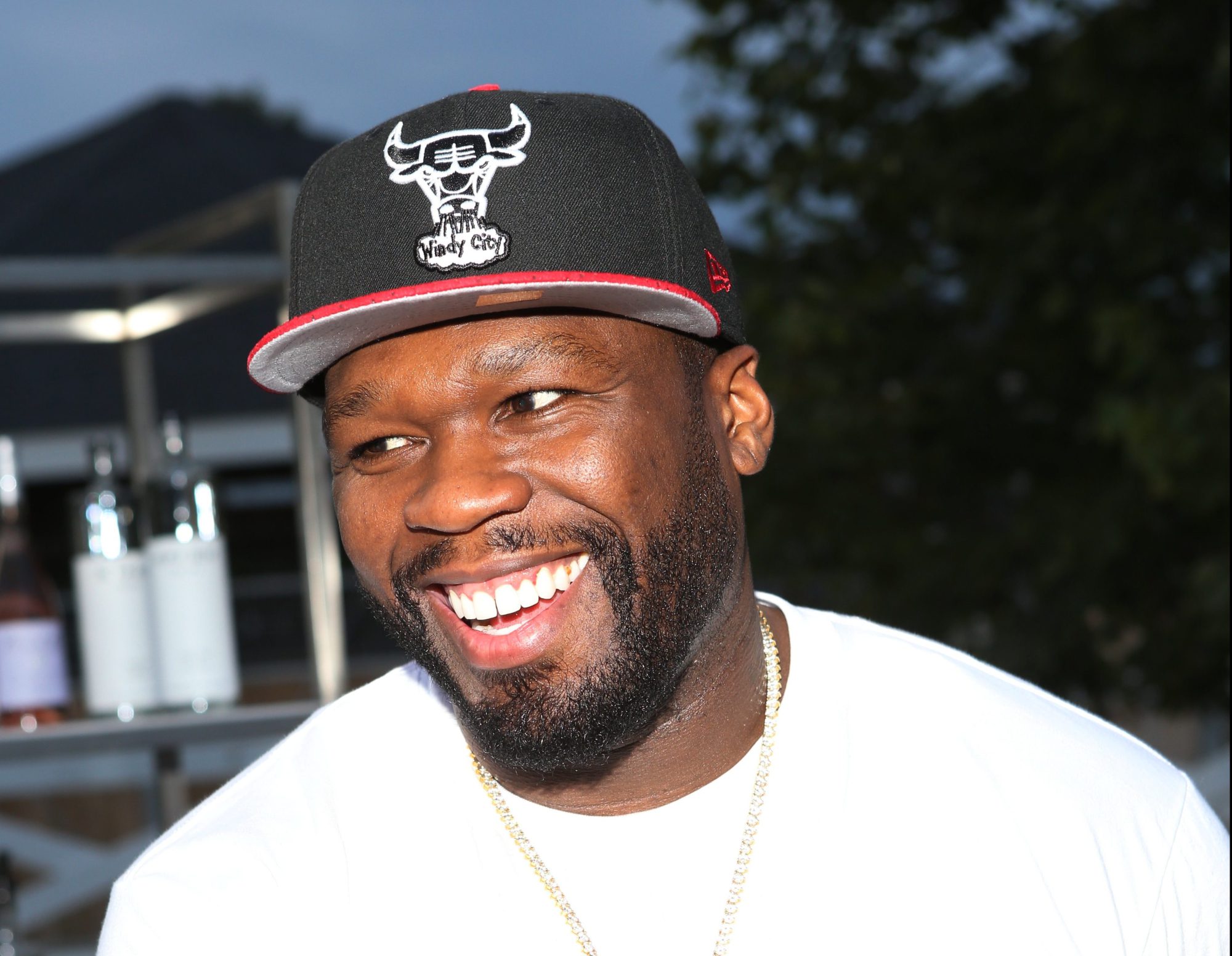 Cardi B fazendo escola: 50 Cent acusado de lesão corporal após jogar ...